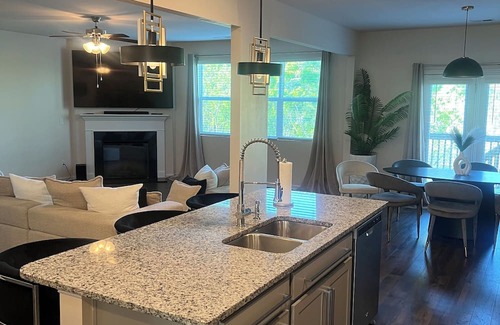 Evans House | Spacious 5-bedroom house with WiFi, AC in charming Grovetown