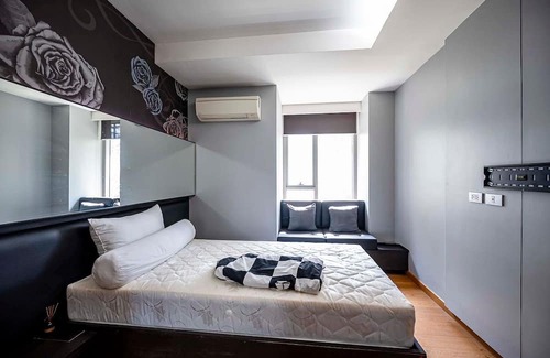 Asoke Condo | 2-bedroom condo in phenomenal Krung Thep Maha Nakhon with AC, fitness room