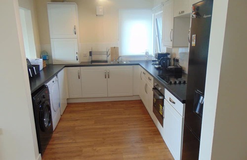 Kippen Apartment | Stylish Riverside 1-Bed Flat with Bathtub & River Clyde Views – Glasgow