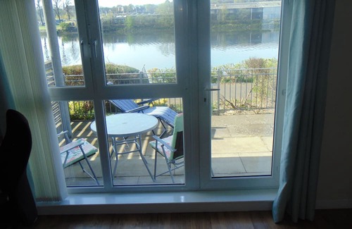 Kippen Apartment | Stylish Riverside 1-Bed Flat with Bathtub & River Clyde Views – Glasgow