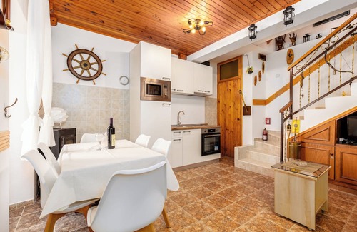 Herceg Novi House | Charming 400 years Old Stone House with gardennBBQ,WiFi,AC,Pet frendly,Park Free