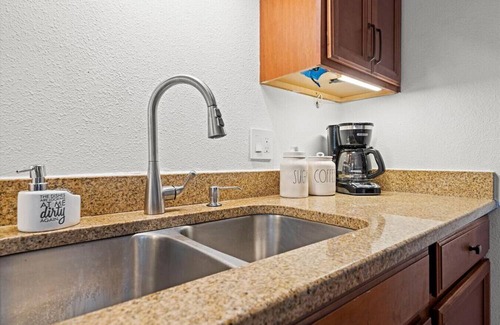 West Plaza House | Stylish 2 bd Stay Near Plaza & UMKC