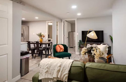 Bryn Mawr-Skyway House | Modern 5Bd+3Ba Remodeled Home with BBQ + Backyard