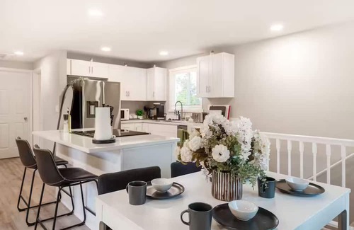 Bryn Mawr-Skyway House | Modern 5Bd+3Ba Remodeled Home with BBQ + Backyard