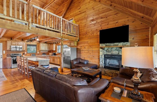 Stanton Cabin | Hot Tub, Fire Pit, WiFi, EV Charger | Biggie cabin near Red River Gorge, KY!