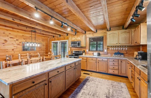 Stanton Cabin | Hot Tub, Fire Pit, WiFi, EV Charger | Biggie cabin near Red River Gorge, KY!