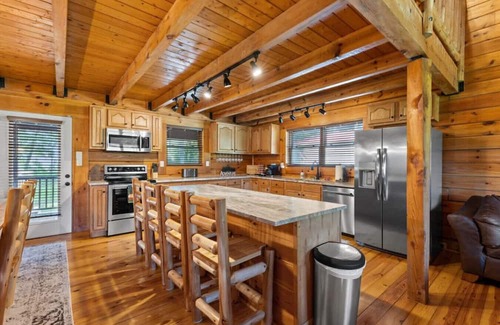 Stanton Cabin | Hot Tub, Fire Pit, WiFi, EV Charger | Biggie cabin near Red River Gorge, KY!