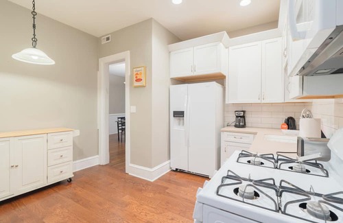 Lake View East Apartment | Spacious 4-bedroom Apartment In Lakeview Near Wrigley Field