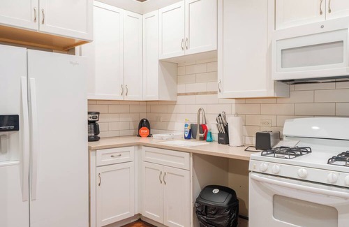 Lake View East Apartment | Spacious 4-bedroom Apartment In Lakeview Near Wrigley Field
