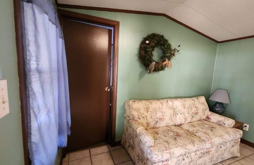 Coushatta Cabin | Pet friendly Lake View Cabin Rental near Coushatta, LA!