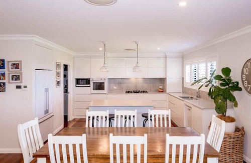 Moore Creek House | Ardington - 4-Bed Pet-Friendly with Pool