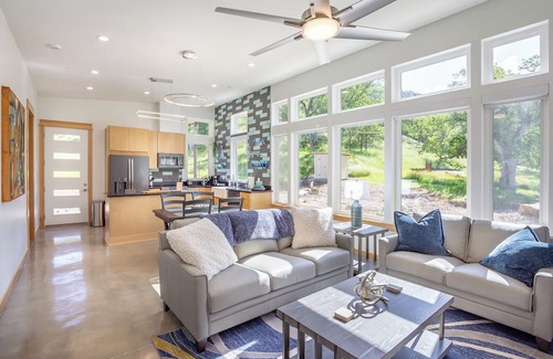 Three Rivers House | Happy Heart House: Elegant 2-bedroom house with stunning views close to the park
