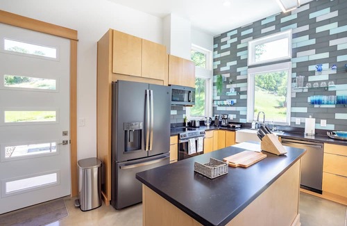 Three Rivers House | Happy Heart House: Elegant 2-bedroom house with stunning views close to the park
