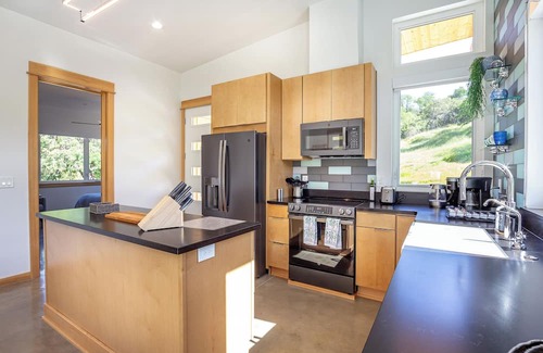 Three Rivers House | Happy Heart House: Elegant 2-bedroom house with stunning views close to the park