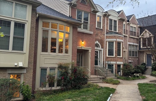 Idylwood House | Spacious and renovated 4-bedroom townhome in Tysons-Falls Church