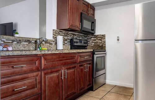 North Beach Apartment | Secluded Hollywood Studio, Walk to Beach and Boardwalk