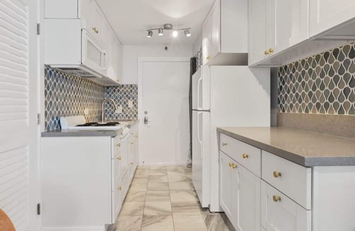 Waikiki Apartment | Romantic View walk to beach*shopping* Friday fun