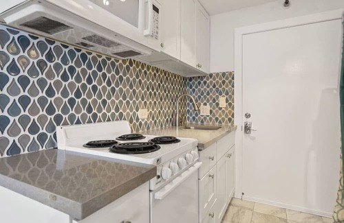 Waikiki Apartment | Romantic View walk to beach*shopping* Friday fun
