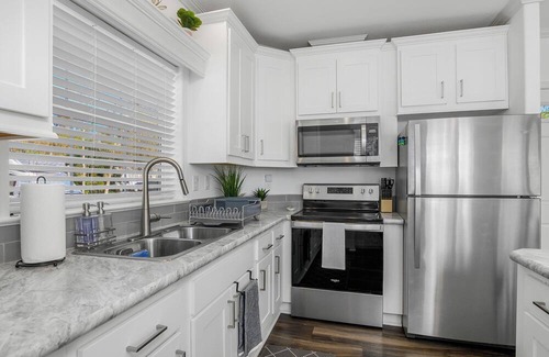 Naples Cottage | Located 10 mins from the beach! Central Location!