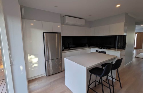 Bentleigh East House | Newly renovated Bentleigh East townhouse near Chadstone. Sleeps up to 5 guests.