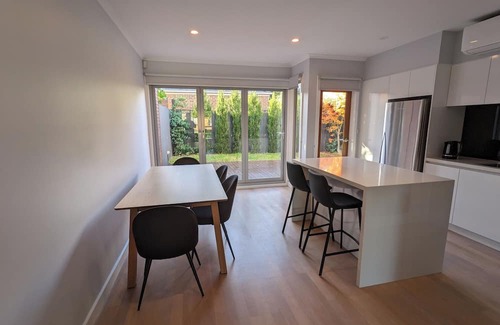 Bentleigh East House | Newly renovated Bentleigh East townhouse near Chadstone. Sleeps up to 5 guests.