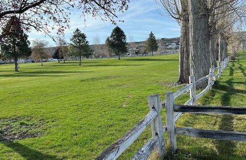 Moses Lake House | Charming bungalow on legacy golf coarse next to potholes reservoir.