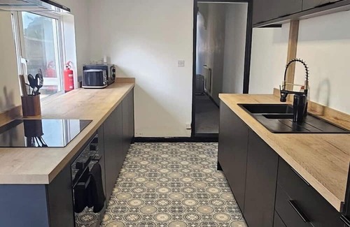 Gillingham House | Renovated, 4 Bed 2 Bath - Close to Hospital and Town