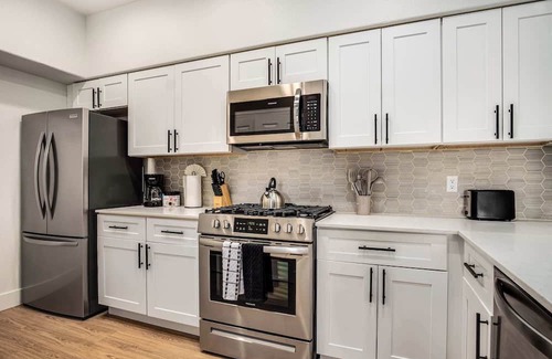 Glendale Apartment | Luxe 2BR by the Stadium Pool, Parking, Gym 05