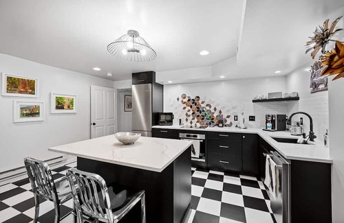 Mount Vernon Apartment | Large Garden Level Apartment with Backyard Vibes, King Bed and Home Office Setup