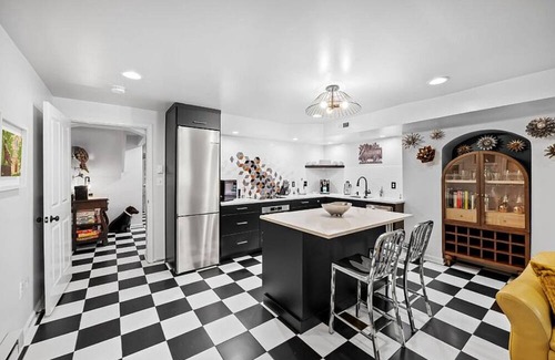 Mount Vernon Apartment | Large Garden Level Apartment with Backyard Vibes, King Bed and Home Office Setup