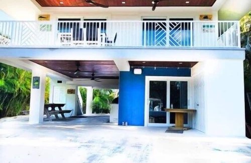 Tavernier House | 2 Bedroom Updated Canal Home
