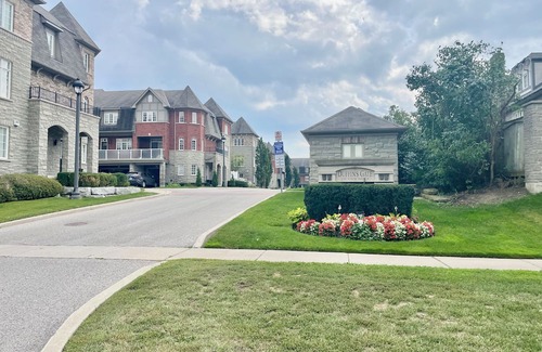 Pickering House | Spacious 3-Bedroom + Den Townhouse with Parking.