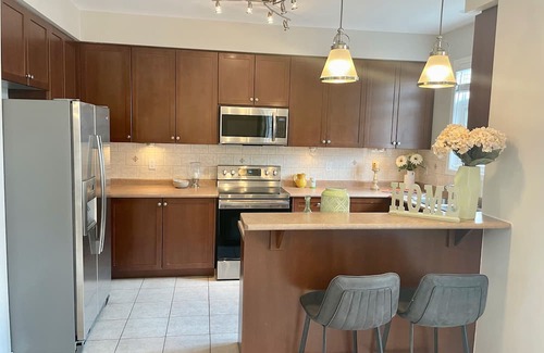 Pickering House | Spacious 3-Bedroom + Den Townhouse with Parking.