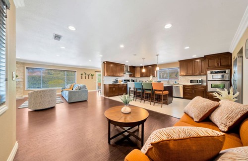 Tustin House | Close to Disney and the Beach! Central OC Location