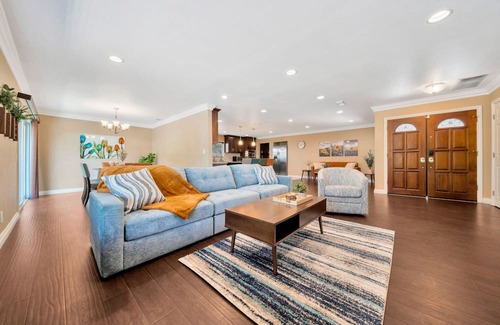 Tustin House | Close to Disney and the Beach! Central OC Location