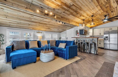 Beach Haven West House | Stunning 3-bedroom Lagoon-Front Oasis- Serenity Awaits!