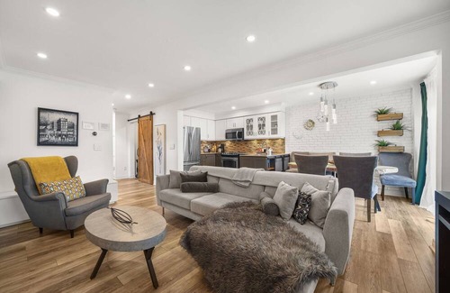 Vaughan House | Family Home, sleeps 8-3bdrm-3bath-Parking-Wonderland-Private Back yard-Vaughan