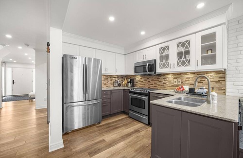 Vaughan House | Family Home, sleeps 8-3bdrm-3bath-Parking-Wonderland-Private Back yard-Vaughan