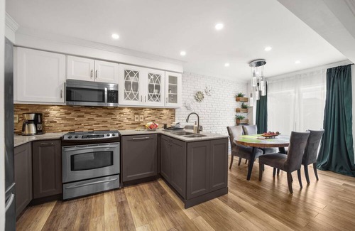 Vaughan House | Family Home, sleeps 8-3bdrm-3bath-Parking-Wonderland-Private Back yard-Vaughan