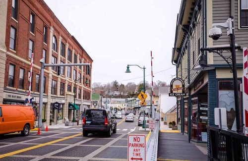 Westerly Apartment | NEW Spacious 4BR on River Above Top Breakfast Spot with A/C in Quaint Stonington