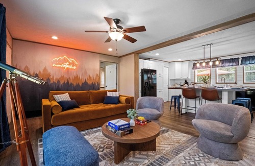 Fayetteville House | New River Escape -Game Room Hot Tub Fire Pit Yard Games Sleeps 10+