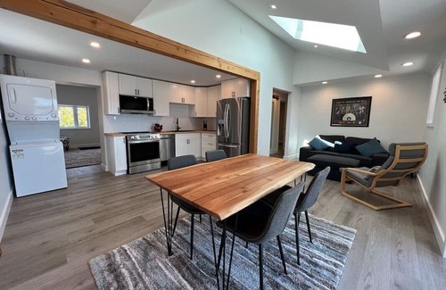 Bobcaygeon Cottage | Luxury Waterfront Bungalow on Sturgeon Lake