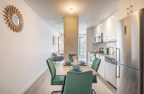 Old Montreal Apartment | Square Victoria- 100 Walk score