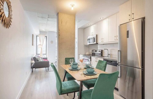 Old Montreal Apartment | Square Victoria- 100 Walk score