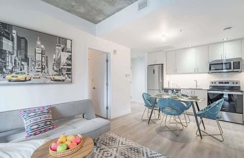 Cite Multimedia Apartment | Square Victoria - Balcony - Indoor Parking