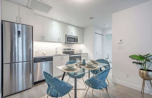 Cite Multimedia Apartment | Square Victoria - Balcony - Indoor Parking
