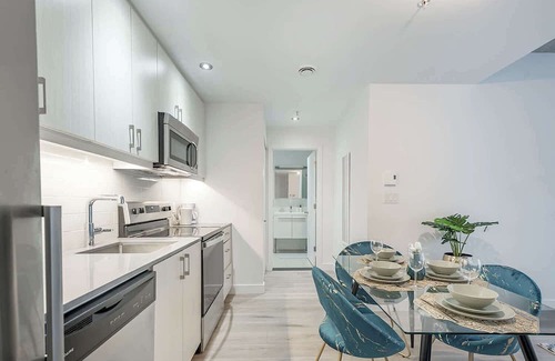 Cite Multimedia Apartment | Square Victoria - Balcony - Indoor Parking