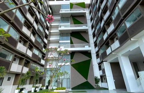 Jaro Apartment | "Stylish Studio Retreat: Comfort, Relaxation, and More"