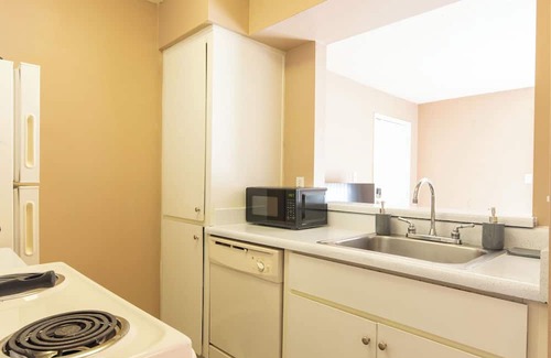 Mesa Apartment | Cozy Spot: Near Hospitals/Airport - Workspace