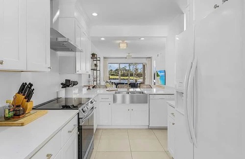 Naples Condo | Professionally Renovated Luxury Golf Condo in Beautiful Lely Resort